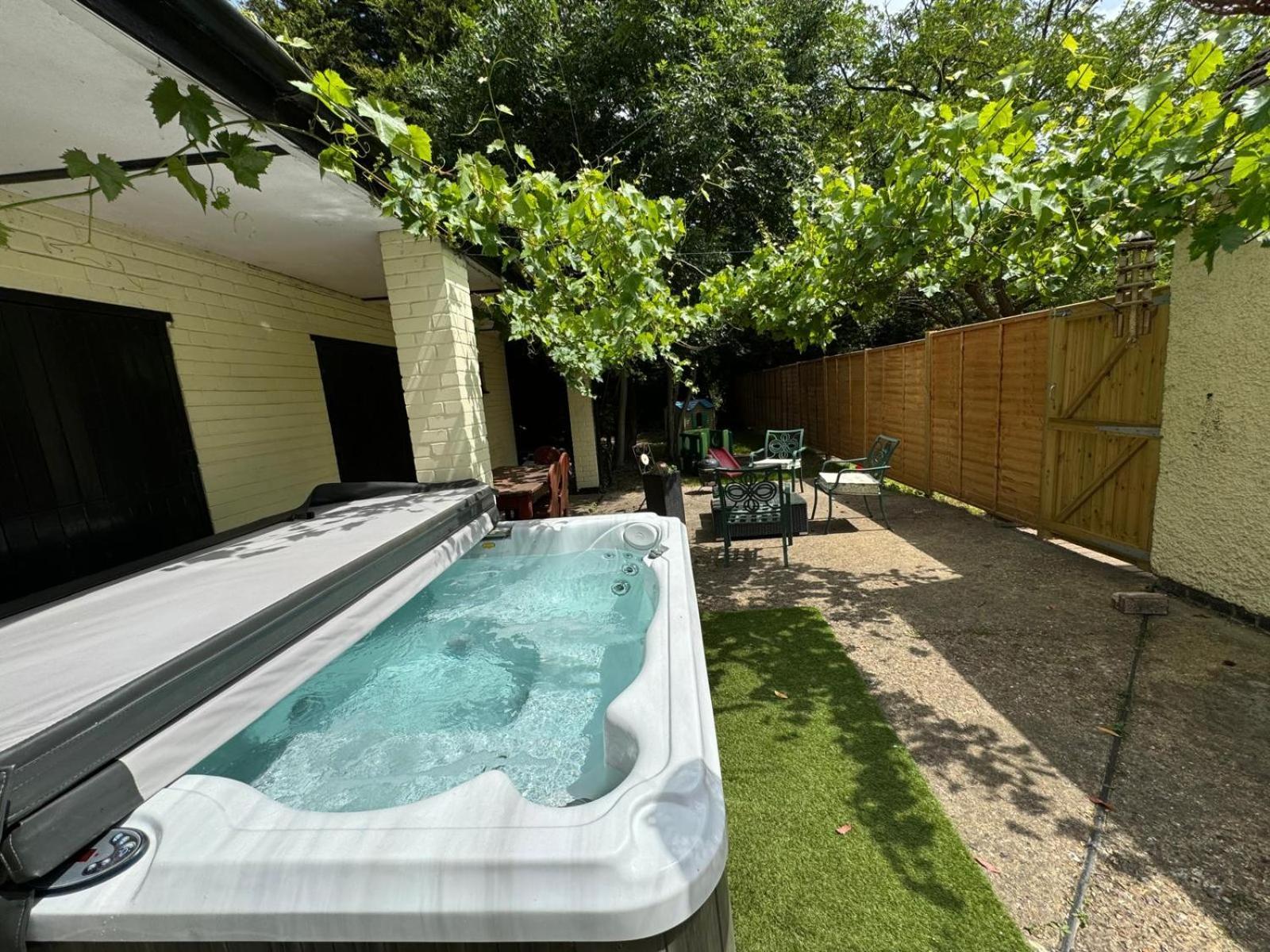 Rural Lodge Stay In Windsor! Hot Tub! Sleeps 20 Bray Dış mekan fotoğraf