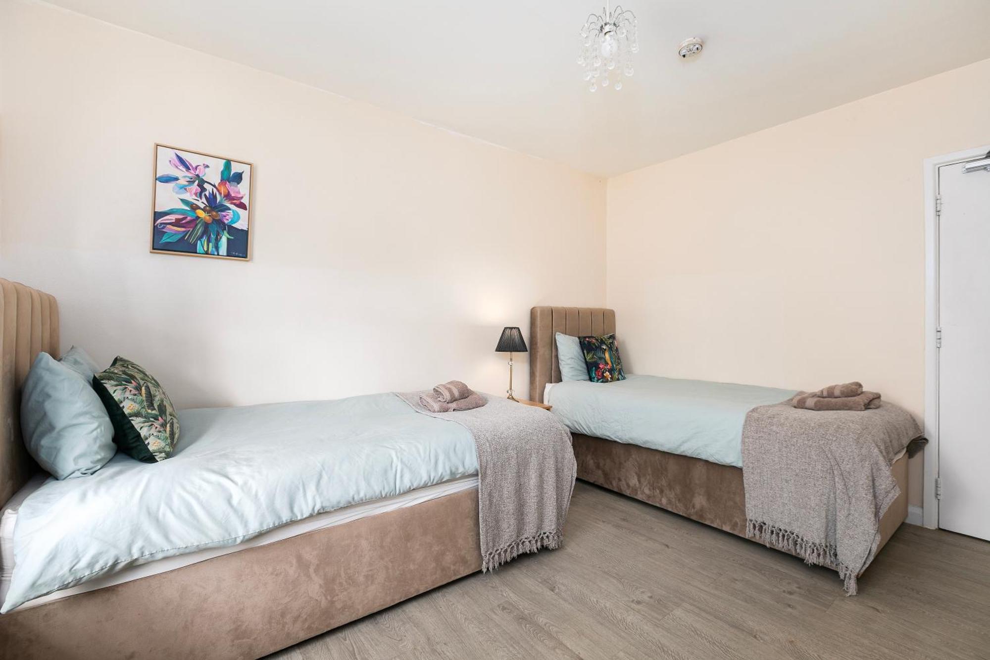 Rural Lodge Stay In Windsor! Hot Tub! Sleeps 20 Bray Dış mekan fotoğraf
