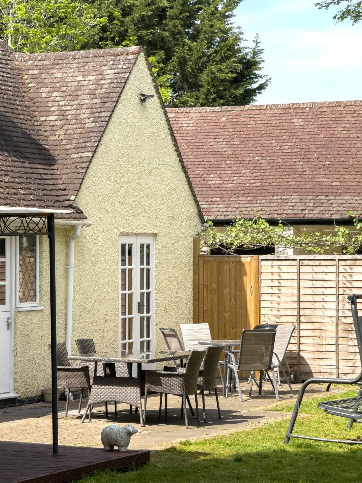 Rural Lodge Stay In Windsor! Hot Tub! Sleeps 20 Bray Dış mekan fotoğraf