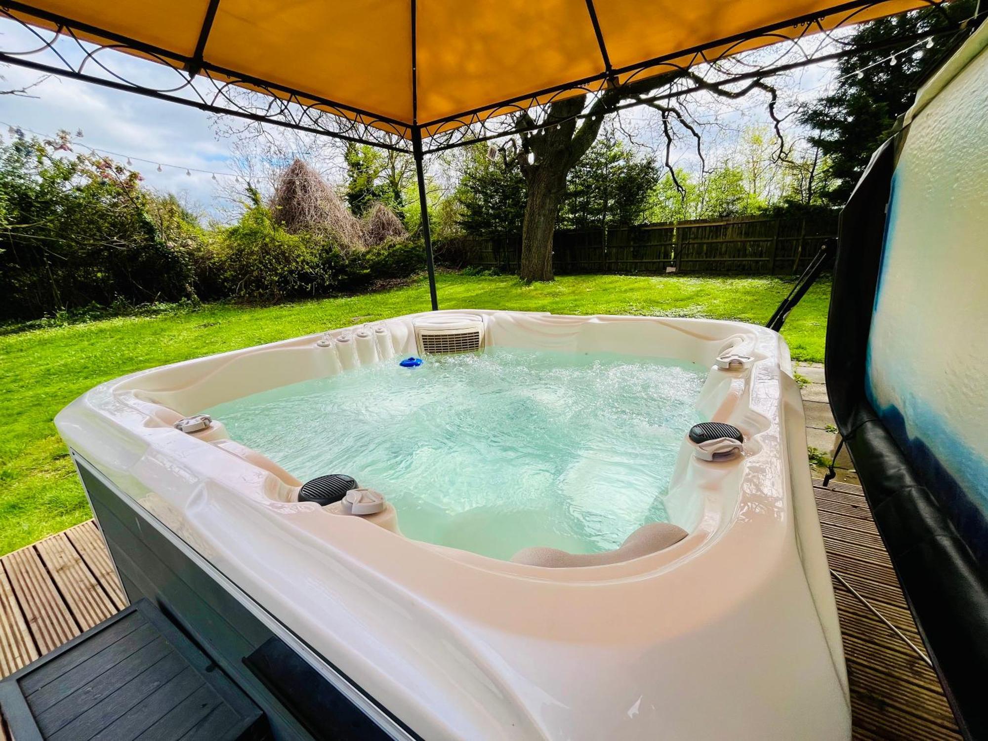 Rural Lodge Stay In Windsor! Hot Tub! Sleeps 20 Bray Dış mekan fotoğraf