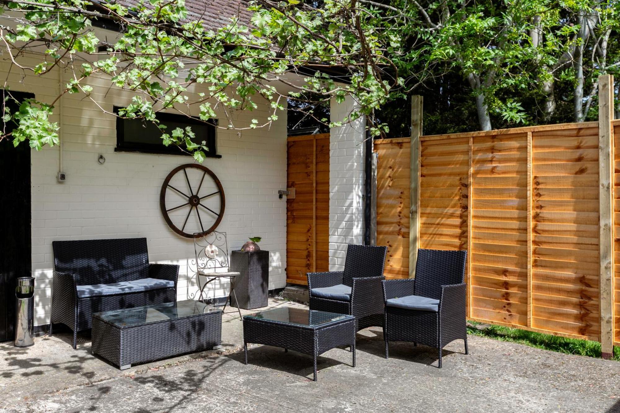 Rural Lodge Stay In Windsor! Hot Tub! Sleeps 20 Bray Dış mekan fotoğraf