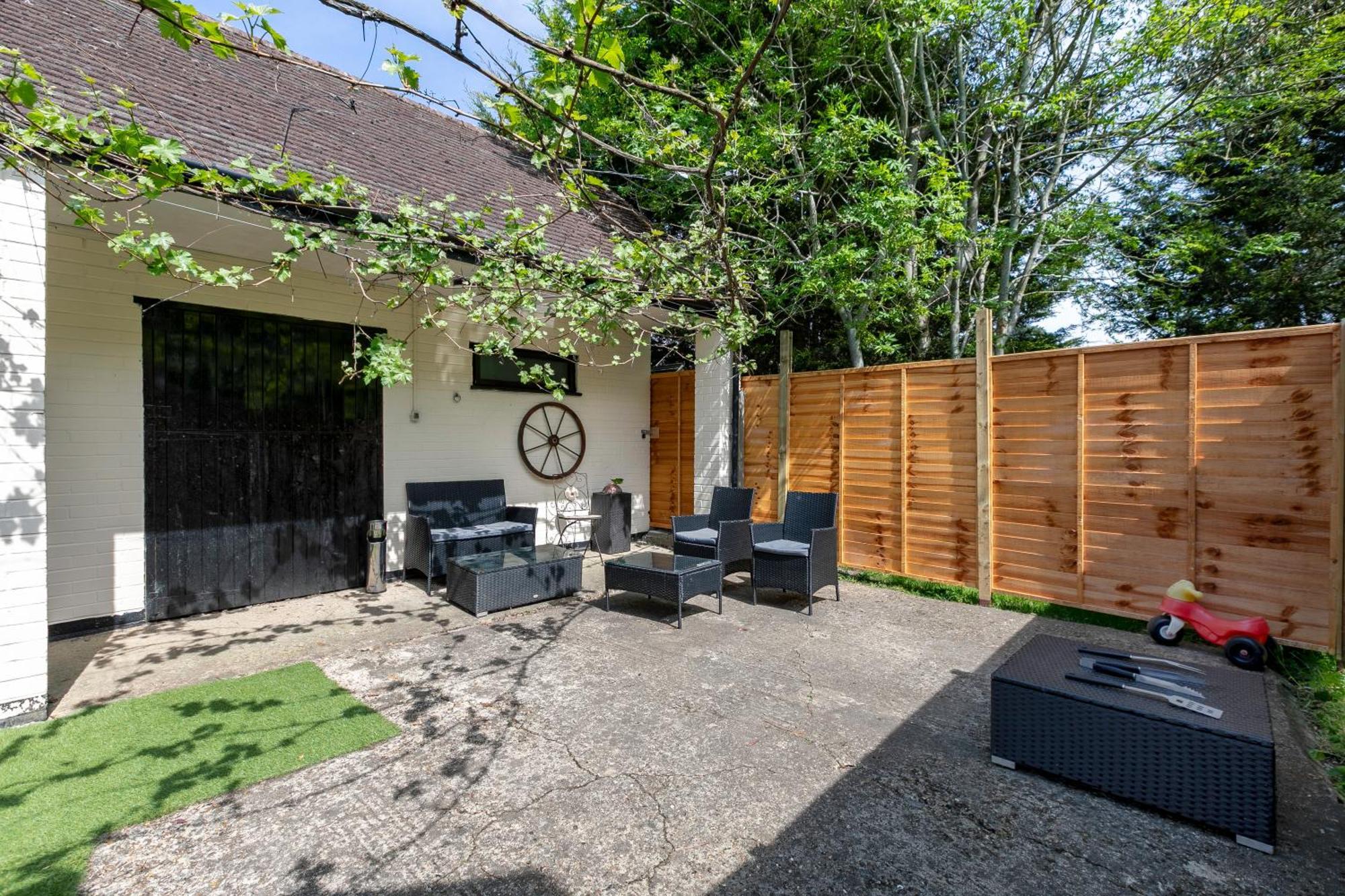 Rural Lodge Stay In Windsor! Hot Tub! Sleeps 20 Bray Dış mekan fotoğraf